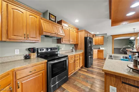 Kitchen - 40308 Whitney Rd, Lagrange, OH 44050 photo 2 of 6