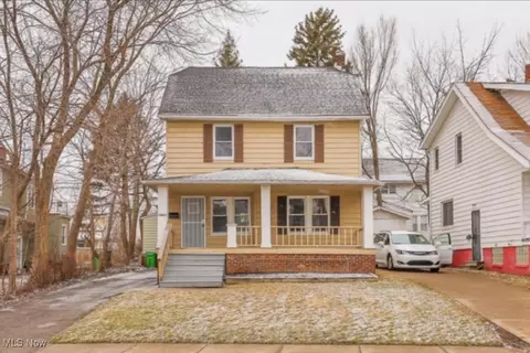 13621 Cranwood Dr, Garfield Heights, OH 44105