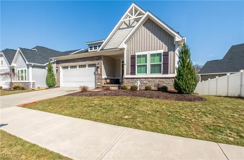 733 Buckeye Dr, Akron, OH 44303 photo 2