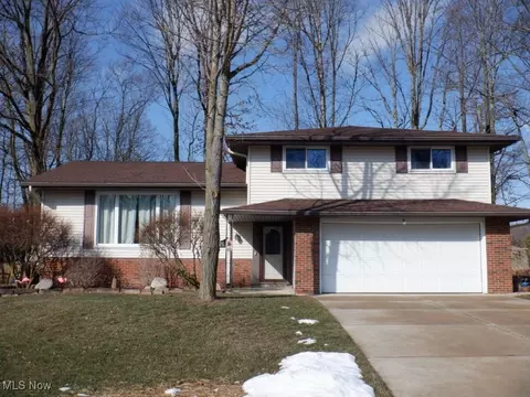 5702 Thoreau Dr, Parma, OH 44129