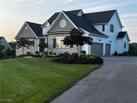 8120 Devon Ct, Chagrin Falls, OH 44023