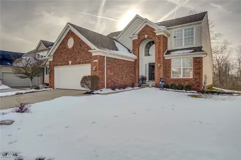 318 Lexington Cir, Broadview Heights, OH 44147