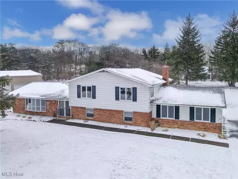 114 Fernwood Rd, Chagrin Falls, OH 44022