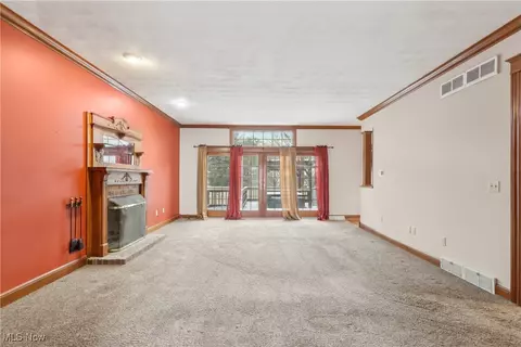 Living - 492 Presidential Dr, Boardman, OH 44512 photo 7 of 8