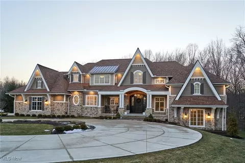 5490 Stags Leap Dr, Sharon, OH 44281