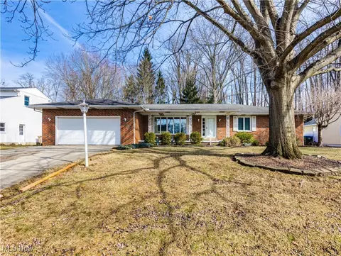 385 Marian Lake Blvd, Cuyahoga Falls, OH 44223