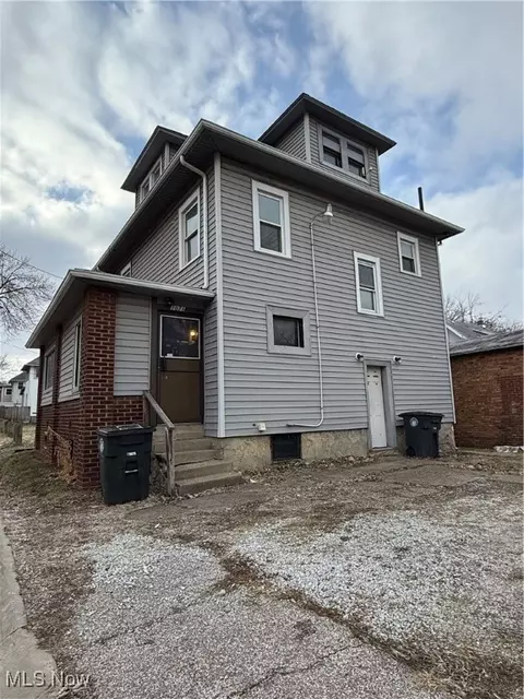 1071 Fairbanks, Akron, OH 44306