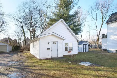 652 Thayer St, Akron, OH 44310 photo 2