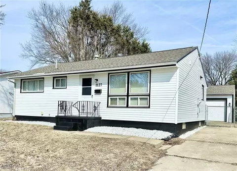 1127 Valley Dr NW, North Canton, OH 44720