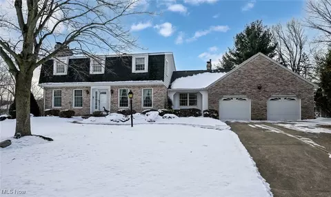 886 Wisteria Dr, Barberton, OH 44203