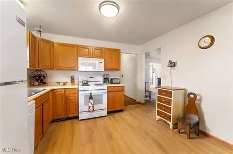 Kitchen - 802 Cedar Way, Boardman, OH 44512 photo 3 of 4