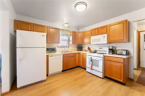 Kitchen - 802 Cedar Way, Boardman, OH 44512 photo 1 of 4