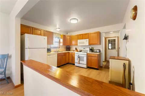 Kitchen - 802 Cedar Way, Boardman, OH 44512 photo 2 of 4
