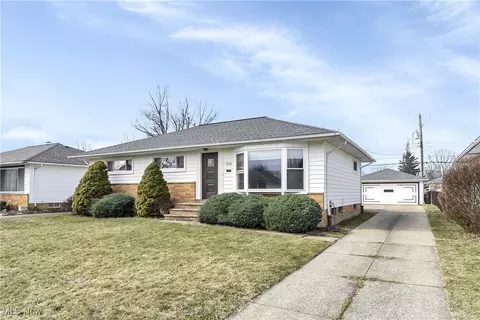 7252 Oakwood Rd, Parma, OH 44130
