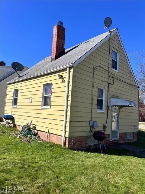 435 E 250th St, Euclid, OH 44132 photo 2