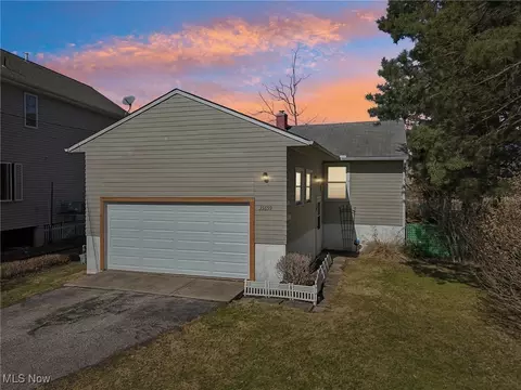 35659 W Island Dr, Eastlake, OH 44095