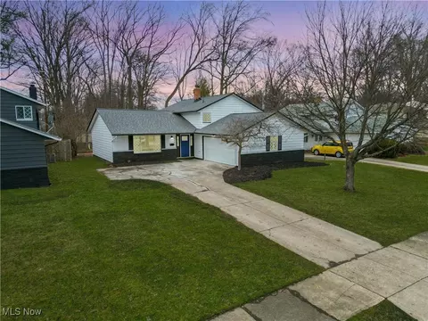 1144 Hillrock Dr, South Euclid, OH 44121