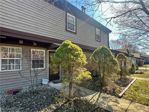 924 Nob Hill Dr #3, Niles, OH 44446