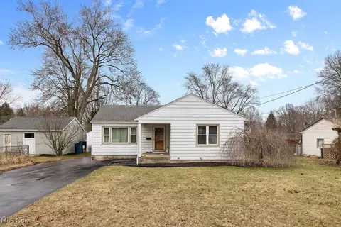 3313 Glen Oaks Dr, Youngstown, OH 44511