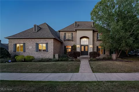 337 W Edinburgh Dr, Highland Heights, OH 44143