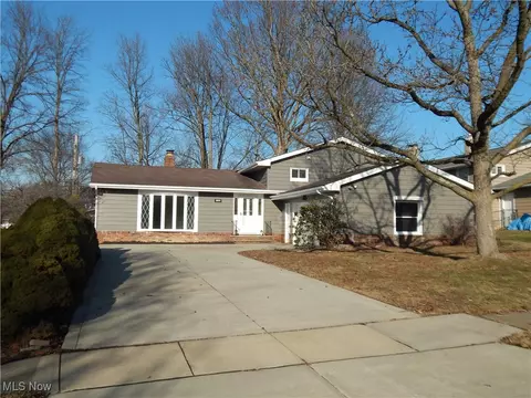 14520 Indian Creek Dr, Middleburg Heights, OH 44130