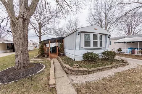 11 Peach St, Olmsted Twp, OH 44138