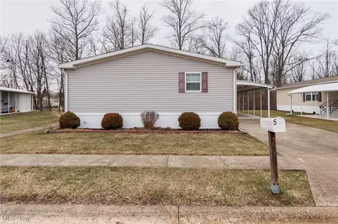 5 Walnut Trl, Olmsted Twp, OH 44138