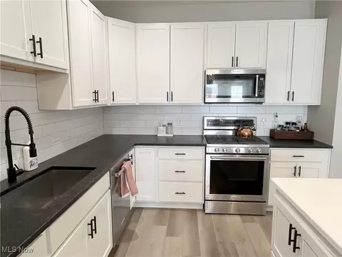 Kitchen - 581 Vicksburg Ct, Lagrange, OH 44050 photo 3 of 4