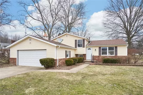 4369 Galaxy Dr, Stow, OH 44224