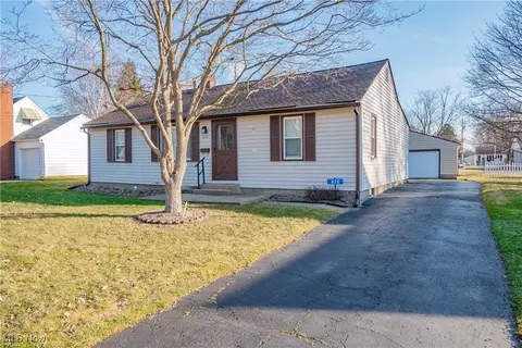 820 W Maple St, North Canton, OH 44720