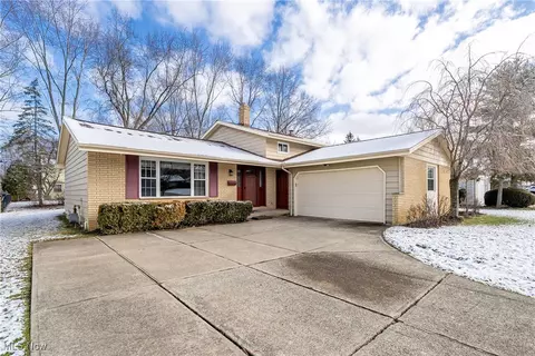 26712 Sudbury Dr, North Olmsted, OH 44070