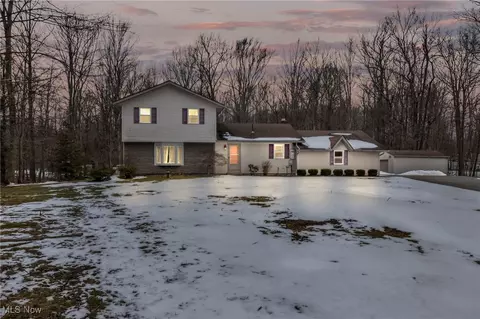 17070 Curry Ln, Chagrin Falls, OH 44023