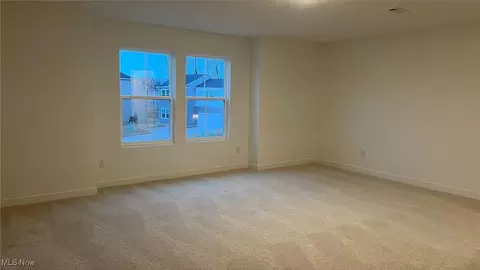 917 Oak Point Cir, Elyria, OH 44035 photo 4