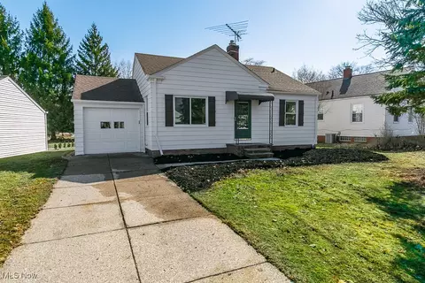 5128 Bridgewater Rd, Lyndhurst, OH 44124