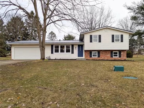 1091 Peony St NW, Hartville, OH 44632