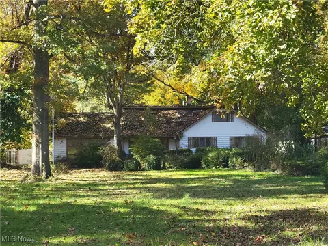 5708 Lewis Rd, Olmsted Twp, OH 44138