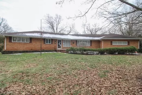 1050 Melwood Dr NE, Warren, OH 44483