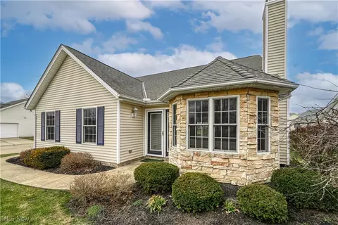15381 High Pointe Cir, Middlefield, OH 44062