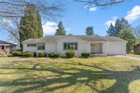 409 Golf Dr SE, Brookfield, OH 44403