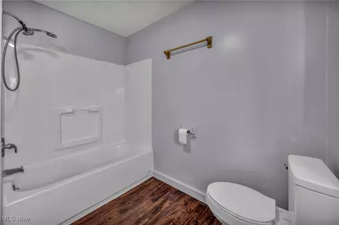 Bath - 2834 Apple Ave, Lorain, OH 44055 photo 3 of 5