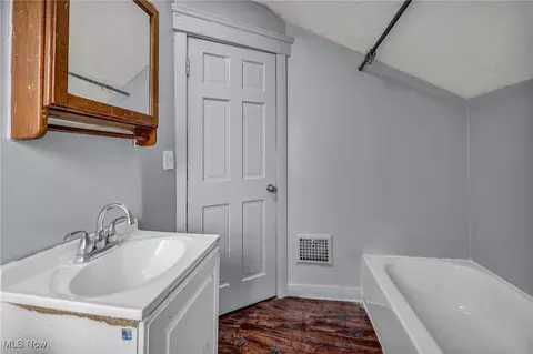 Bath - 2834 Apple Ave, Lorain, OH 44055 photo 5 of 5