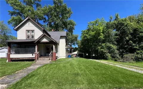 19 N Pleasant Ave, Niles, OH 44446