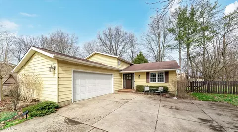 26040 Hickory Ln, Olmsted Falls, OH 44138