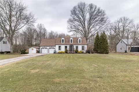 125 Old North Rd, Sagamore Hills, OH 44067