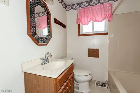 Bath - 10932 Thwing Rd, Chardon, OH 44024 photo 1 of 2