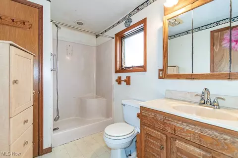 Bath - 10932 Thwing Rd, Chardon, OH 44024 photo 2 of 2