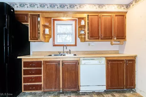 Kitchen - 10932 Thwing Rd, Chardon, OH 44024 photo 2 of 3