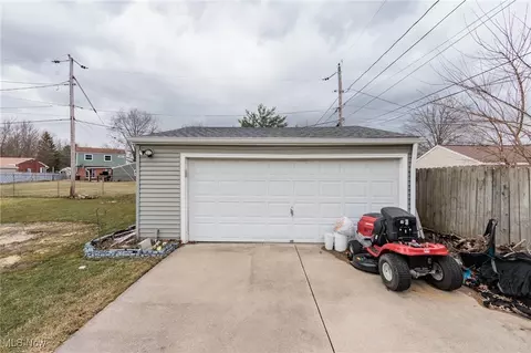 953 Salem Ave, Elyria, OH 44035 photo 5