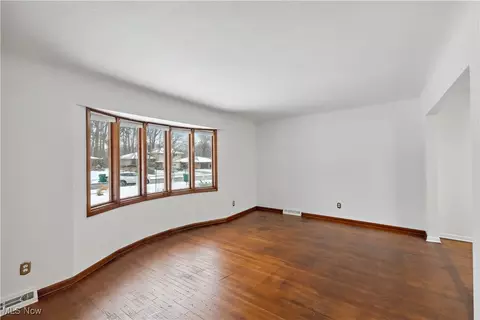 Living - 992 E Decker Dr, Seven Hills, OH 44131 photo 6 of 8