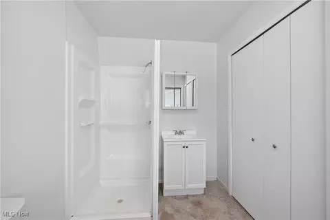 Bath - 992 E Decker Dr, Seven Hills, OH 44131 photo 1 of 3